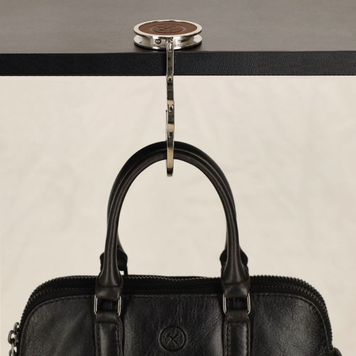 Hide & Stitches POS material Tassenhanger